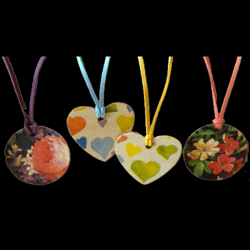 Pendentifs papiers collés fond noir